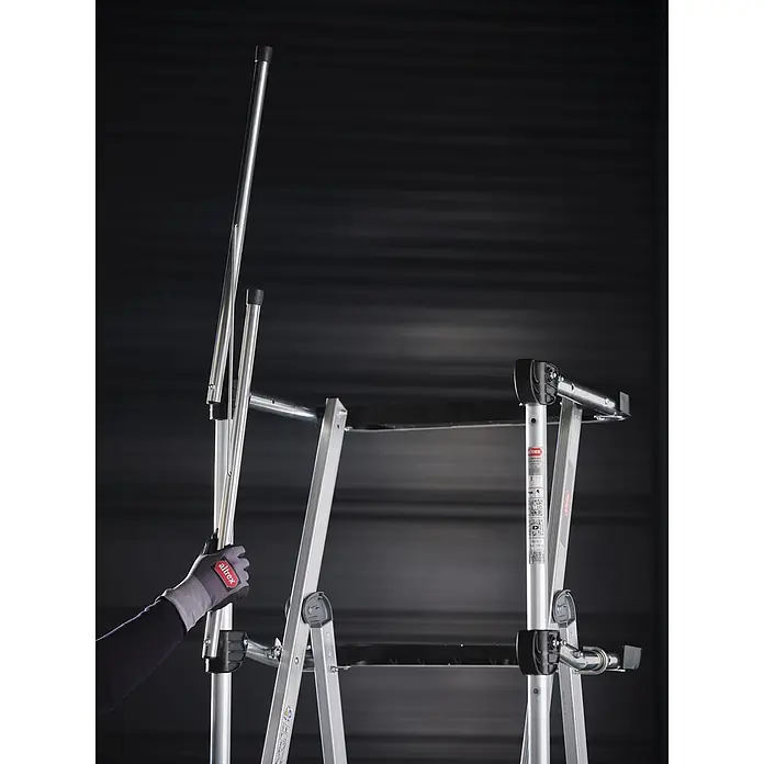 Altrex Podestleiter RolShield Plattformleiter 3 Stufen - Anzahl Tritte: 3 Stk., Arbeitshöhe: 2.700 m - Aluminiumleiter-Bauteil wird von einer behandschuhten Hand verstellt.