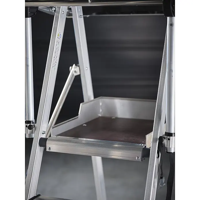 Altrex Podestleiter RolShield Plattformleiter 3 Stufen - Anzahl Tritte: 3 Stk., Arbeitshöhe: 2.700 m - Aluminiumleiterplattform mit dunkelbrauner, rutschfester Oberfläche, sicher in die Gerüststruktur integriert.