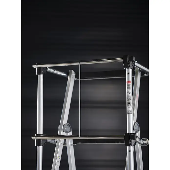 Altrex Podestleiter RolShield Plattformleiter 3 Stufen - Anzahl Tritte: 3 Stk., Arbeitshöhe: 2.700 m - Silbernes Aluminium-Gerüst oder Leiterrahmen mit oberen Sicherheitsgeländern und schwarzen Verbindungen.