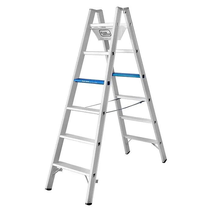 Iller Leiter Stehleiter Stufen Steh Alu Ergo Plus eloxiert 2x7 Stufen - Anzahl Tritte: 7 Stk., Arbeitshöhe: 3.330 m, Aluminium - Silberne Aluminium-Trittleiter mit blauer Sprosse und weißer Ablage.
