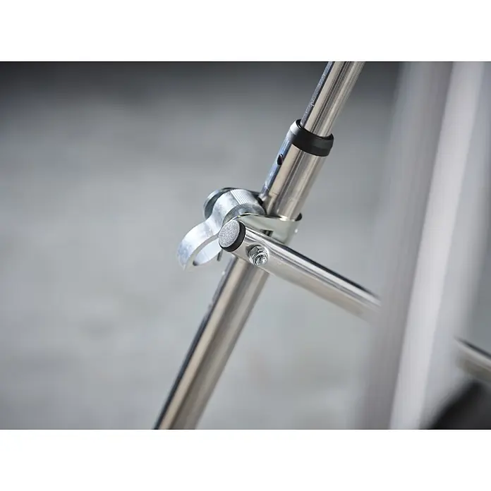 Altrex Podestleiter RolShield Plattformleiter 3 Stufen - Anzahl Tritte: 3 Stk., Arbeitshöhe: 2.700 m - Nahaufnahme einer glänzenden Metall-Klemmverbindung mit schwarzem Drehknopf an einer Silberstange.