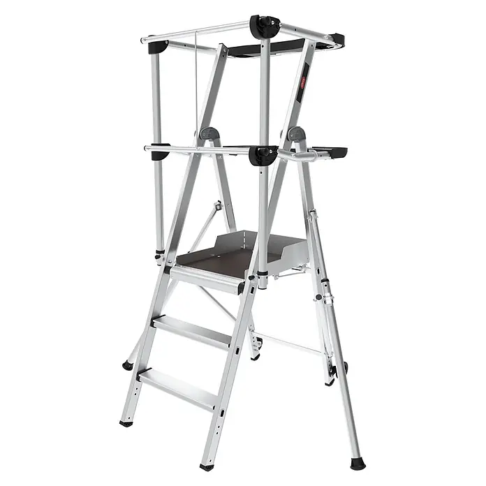 Altrex Podestleiter RolShield Plattformleiter 3 Stufen - Anzahl Tritte: 3 Stk., Arbeitshöhe: 2.700 m - Silberne Aluminium-Arbeitsplattform mit mehreren Stufen, einer Stehplattform und Sicherheitsgeländern.