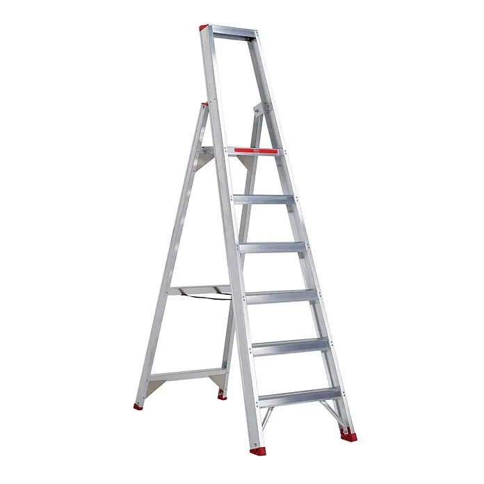 Altrex Stehleiter Sierra Stufenstehleiter SEO 6 Stufen - Anzahl Tritte: 6 Stk., Arbeitshöhe: 3.400 m - Klappbare Aluminium-Leiter in Silber mit roten Füßen und Akzenten.