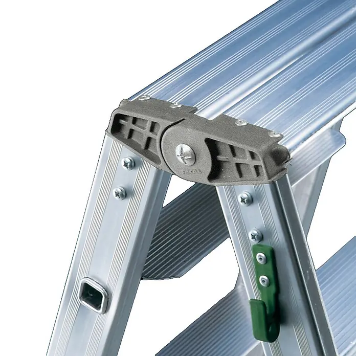 Facal Stehleiter Stufenstehleiter DUPLA S600 6 Stufen - Anzahl Tritte: 6 Stk., Arbeitshöhe: 2.300 m, Aluminium - Nahaufnahme des grauen Scharniers einer silbernen Aluminiumleiter, sicher befestigt, mit einem kleinen grünen Haken an der Holmseite.