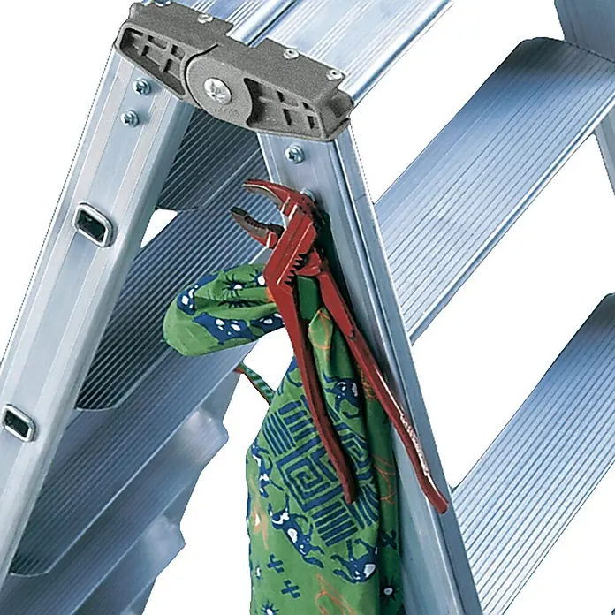 Facal Stehleiter Stufenstehleiter DUPLA S600 6 Stufen - Anzahl Tritte: 6 Stk., Arbeitshöhe: 2.300 m, Aluminium - Aluminiumleiter mit integriertem grauem Werkzeughalter, hält einen roten Schraubenschlüssel und eine grüne Stofftasche.