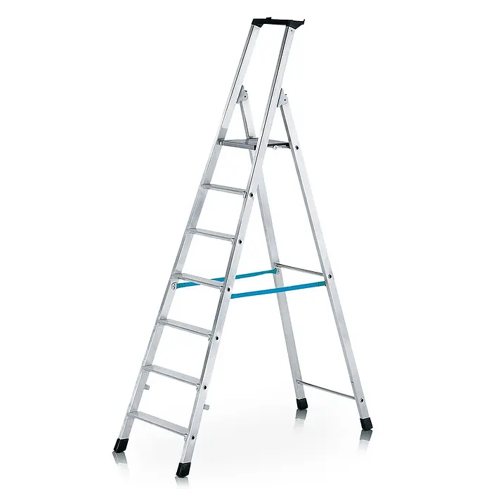 Zarges Stehleiter Nova S gebördelte Stehleiter 8 Stufen - Anzahl Tritte: 8 Stk., Arbeitshöhe: 3.700 m, Aluminium - Silberne Aluminium-Klappleiter mit sechs Stufen, einer oberen Plattform, blauen Querstreben und schwarzen Anti-Rutsch-Füßen.