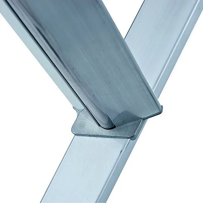 Zarges Stehleiter Nova S gebördelte Stehleiter 8 Stufen - Anzahl Tritte: 8 Stk., Arbeitshöhe: 3.700 m, Aluminium - Stabiles silbernes Metallgelenk, das zwei sich kreuzende quadratische Metallstangen X-förmig verbindet.