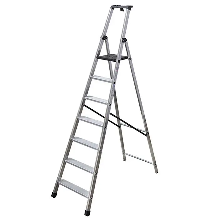 Facal Stehleiter Stufenstehleiter S100 Piu Su Maxi 7 Stufen - Anzahl Tritte: 7 Stk., Arbeitshöhe: 3.490 m, Aluminium - Silberne Aluminium-Stehleiter mit sieben Stufen und kleiner Ablage, ausgeklappt.