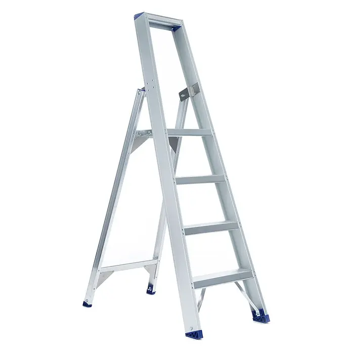 ASC Stehleiter Eurostairs Stufenstehleiter einseitig eloxiert mit Plattform 4 Stufen - Anzahl Tritte: 4 Stk., Arbeitshöhe: 2.800 m, Aluminium - Silberne Aluminium-Trittleiter mit blauen Fußkappen, einsatzbereit stehend.
