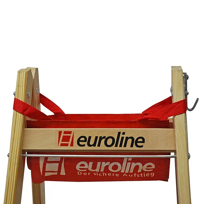 Euroline Stehleiter Holz Sprossenstehleiter mit Comfort-Breitsprossen, Eimerhaken und Werkzeuga - Anzahl Tritte: 5 Stk., Arbeitshöhe: 2.600 m, Holz - Holzleiterteil mit rotem Stoff-Werkzeughalter, „euroline“-Logo und Metallhaken.