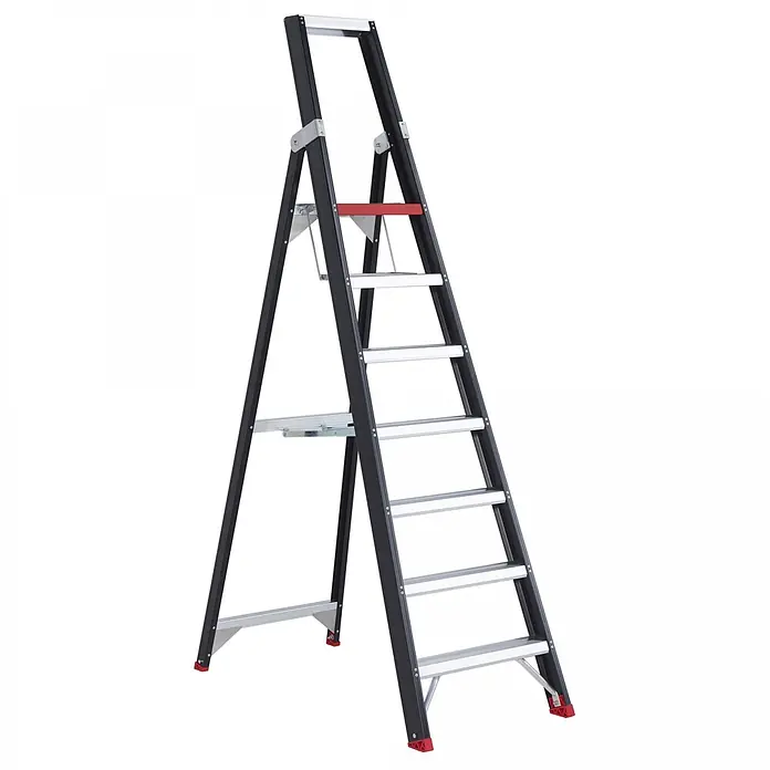Altrex Stehleiter Taurus einseitig begehbare Stufenstehleiter TGB 7 Stufen - Anzahl Tritte: 7 Stk., Arbeitshöhe: 3.650 m - Schwarze A-Rahmen-Stehleiter mit silbernen Stufen, roter Ablage und roten Antirutschfüßen.