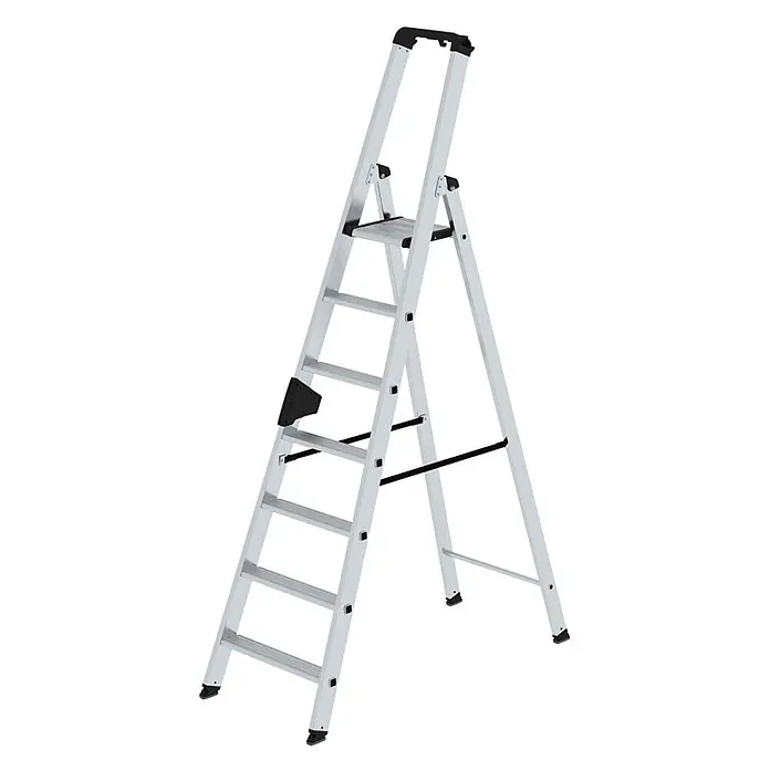Munk Stehleiter Stehleiter mit ergo-pad 7 Stufen - Anzahl Tritte: 7 Stk., Arbeitshöhe: 3.700 m, Aluminium - Silberne Aluminium-Klappleiter mit schwarzen Anti-Rutsch-Elementen und einer Plattform.