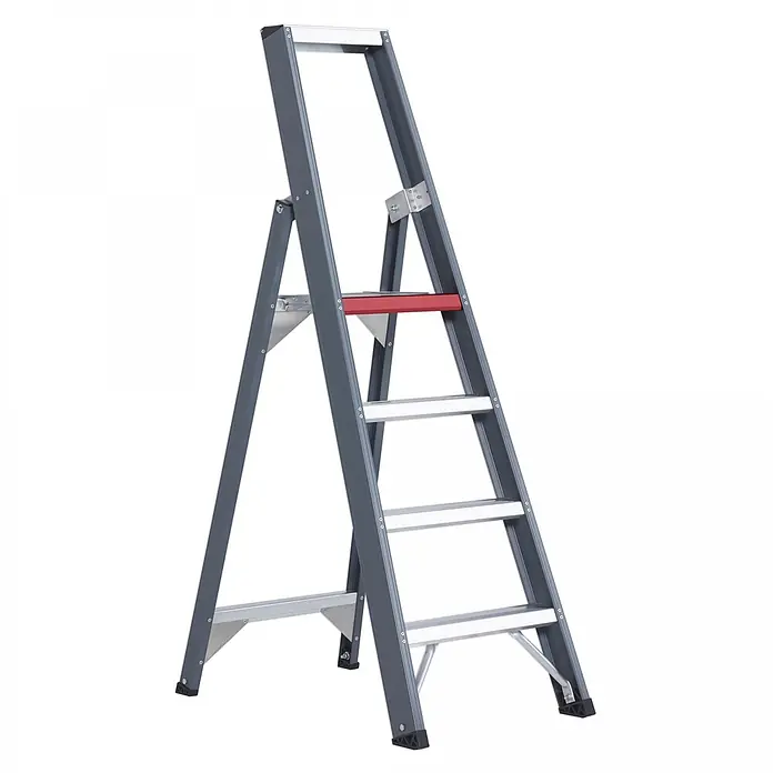 Altrex Stehleiter Falco einseitig begehbare Stufenleiter FEO 4 Stufen - Anzahl Tritte: 4 Stk., Arbeitshöhe: 2.950 m, Aluminium - Eine graue Aluminium-Klappleiter mit silbernen Stufen und rotem Sicherheitsbügel.