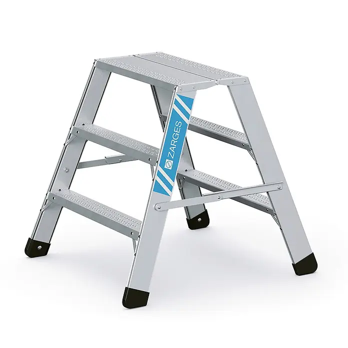 Zarges Stehleiter Arbeitspodest Seventec RC BP 2x3 Stufen - Anzahl Tritte: 3 Stk., Arbeitshöhe: 2.740 m, Aluminium - Dreistufige Aluminium-Stehleiter mit rutschfesten Trittflächen und schwarzen Füßen. Blaues ZARGES-Logo seitlich.