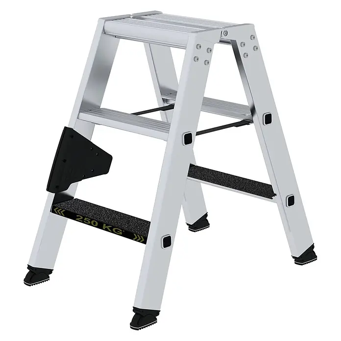 Munk Stehleiter Stehleiter beidseitig begehbar mit clip-step R13 250kg 3 Stufen - Anzahl Tritte: 3 Stk., Arbeitshöhe: 2.200 m, Aluminium - Silberne Aluminium-Klapptritt mit schwarzen rutschfesten Stufen und Füßen, zeigt eine Tragkraft von 250 kg.