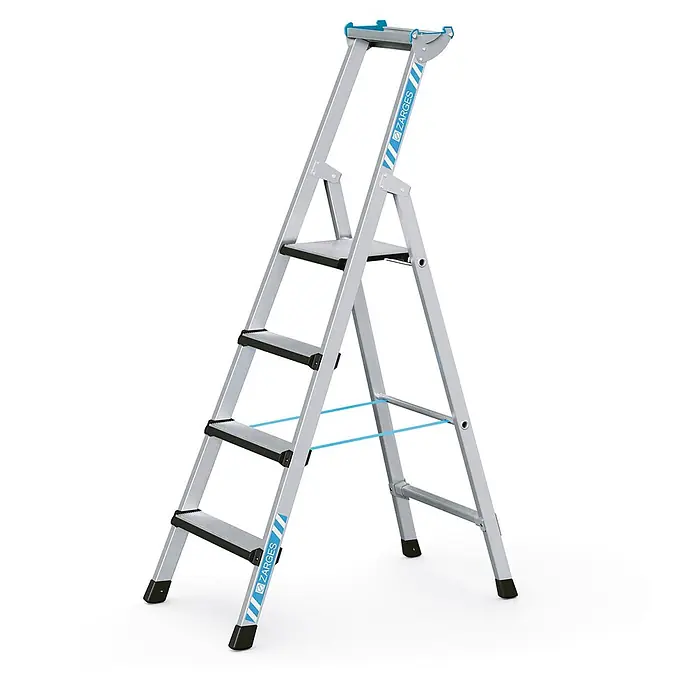Zarges Stehleiter Comfortstep S gebördelte Stehleiter mit gepolsterter Stufen-Vorderkante 4 - Anzahl Tritte: 4 Stk., Arbeitshöhe: 2.900 m, Aluminium - Silberne Aluminium-Klappleiter mit vier schwarzen Stufen, blauen Akzenten und rutschfesten Füßen.