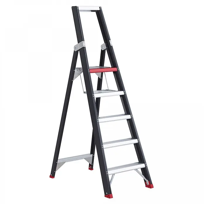 Altrex Stehleiter Taurus einseitig begehbare Stufenstehleiter TGB 5 Stufen - Anzahl Tritte: 5 Stk., Arbeitshöhe: 3.200 m - Schwarze und silberne Stehleiter mit roter oberer Stufe und roten rutschfesten Füßen.