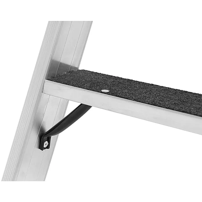 Hymer Stehleiter Stufenstehleiter R13 2x9 Stufen - Anzahl Tritte: 9 Stk., Arbeitshöhe: 3.610 m, Aluminium - Nahaufnahme einer Aluminium-Leiterstufe mit schwarzer Anti-Rutsch-Oberfläche und schwarzer Stützhalterung.