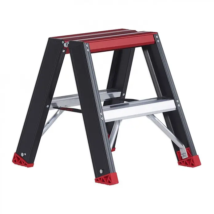 Altrex Stehleiter Taurus beidseitig begehbare Stufenleiter TDO 2 Stufen ohne Bügel - Anzahl Tritte: 2 Stk., Arbeitshöhe: 2.450 m - Schwarze und rote Aluminium-Arbeitsplattform mit rutschfesten roten Füßen, ideal für erhöhte Aufgaben.