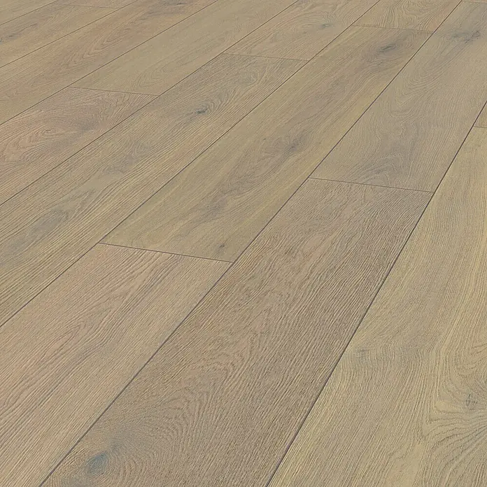 Krono Original Laminat Classic Silent - Gold Fiordaliso Oak Copper Ethereal Oak, Landhausdiele, 1.288 x 195 x 9 mm - Hellbraune Holzfußboden-Dielen mit sichtbarer Maserung, diagonal verlegt.