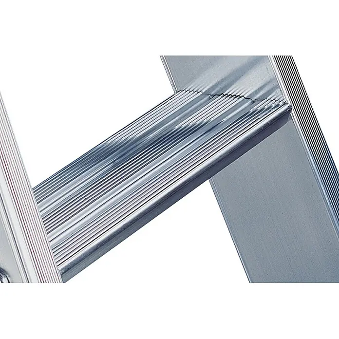 Layher Stehleiter Topic 1043 Stufenstehleiter 2x16 Stufen mit Traverse - Anzahl Tritte: 16 Stk., Arbeitshöhe: 5.400 m, Belastbarkeit: 150 kg, Aluminium - Nahaufnahme einer Aluminiumleiterstufe mit rutschfesten Rillen, befestigt am Holm.