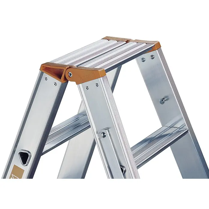 Layher Stehleiter Topic 1043 Stufenstehleiter 2x16 Stufen mit Traverse - Anzahl Tritte: 16 Stk., Arbeitshöhe: 5.400 m, Belastbarkeit: 150 kg, Aluminium - Silberne Aluminium-Klappleiter mit orangefarbenen Scharnieren und rutschfesten Stufen für sicheres Arbeiten in der Höhe.