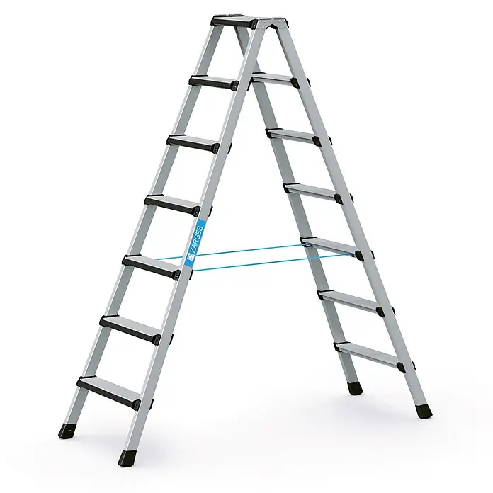 Zarges Stehleiter Comfortstep B Stehleiter mit gepolsterter Stufen-Vorderkante 2x7 Stufen - Anzahl Tritte: 7 Stk., Arbeitshöhe: 3.150 m, Aluminium - Silberne Aluminium-Stehleiter mit schwarzen Stufen und Füßen, ausgestattet mit blauen Sicherungsbändern.