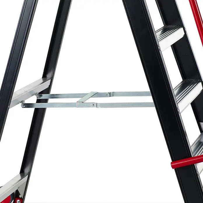 Altrex Stehleiter Taurus Stufenstehleiter mit Rollen TME 6 Stufen - Anzahl Tritte: 6 Stk., Arbeitshöhe: 3.400 m - Detail einer schwarz-silbernen Stehleiter mit klappbaren Metallspreizstangen und silbernen Stufen.