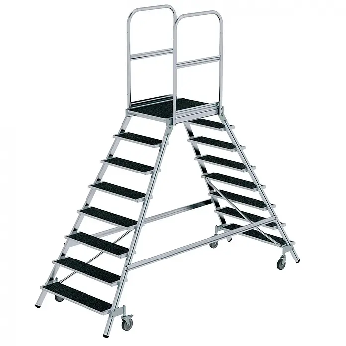 Munk Podestleiter Podestleiter fahrbar R13 Korund 2x8 Stufen - Anzahl Tritte: 8 Stk., Arbeitshöhe: 3.900 m, Aluminium - Mobile Arbeitsplattform aus silbernem Aluminium mit schwarzen rutschfesten Stufen, oberer Plattform, Geländern und Rollen.