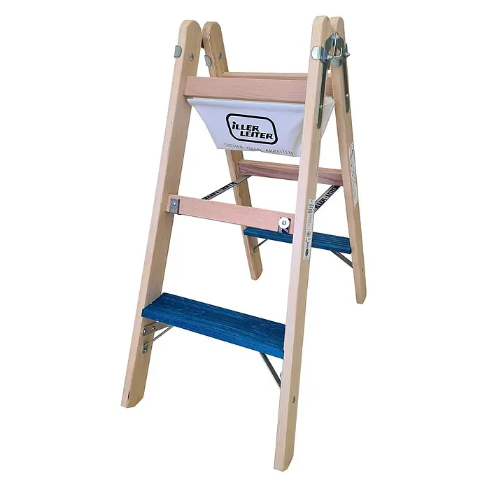 Iller Leiter Stehleiter Holz Stufensteh ERGO Plus inkl. Werkzeugtasche und Eimerhaken 2x3 Stufen 2, - Anzahl Tritte: 3 Stk., Arbeitshöhe: 2.520 m, Holz - Hölzerne Trittleiter mit hellem Holzrahmen, blauen Stufen und weißer Aufbewahrungstasche.
