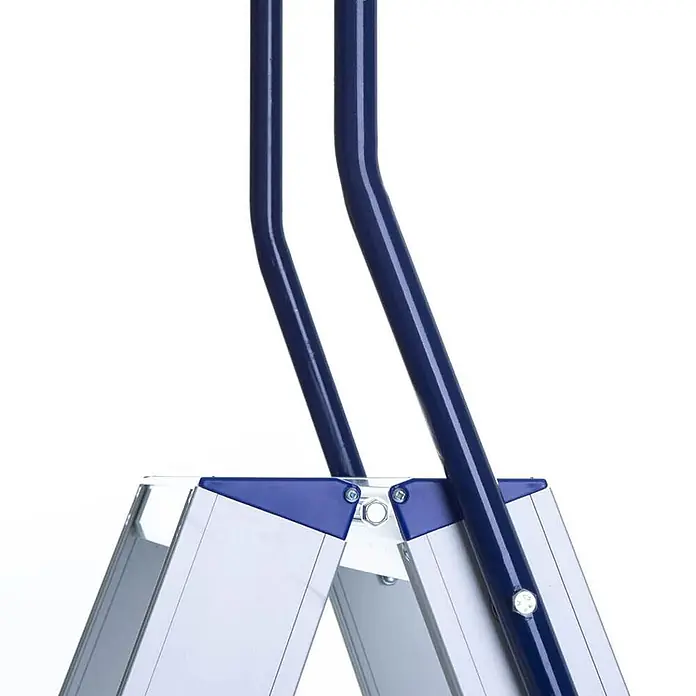 ASC Stehleiter Eurostairs Stufenstehleiter zweiseitig eloxiert mit Bügel 5 Stufen - Anzahl Tritte: 5 Stk., Arbeitshöhe: 3.050 m, Aluminium - Oberteil einer Klappleiter mit blauen Handgriffen und silber-blauem Gelenkmechanismus.