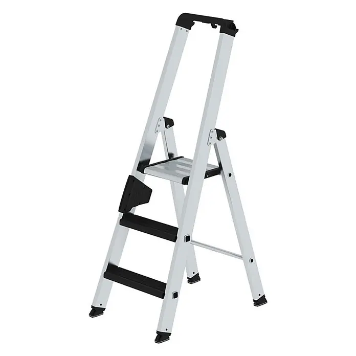 Munk Stehleiter Stehleiter mit relax-step 3 Stufen - Anzahl Tritte: 3 Stk., Arbeitshöhe: 2.750 m, Aluminium - Silberne Aluminium-3-Stufen-Leiter mit schwarzen Anti-Rutsch-Stufen und Griff.