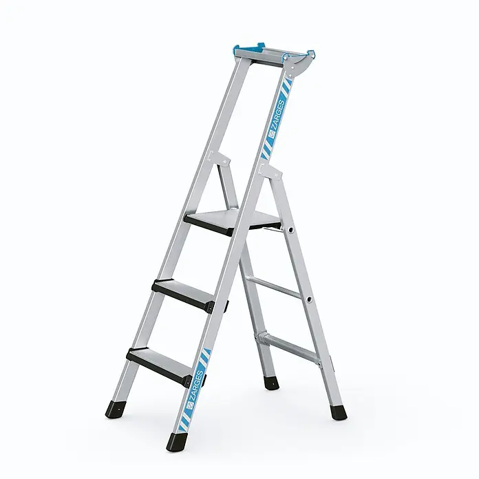 Zarges Stehleiter Comfortstep S gebördelte Stehleiter mit gepolsterter Stufen-Vorderkante 3 - Anzahl Tritte: 3 Stk., Arbeitshöhe: 2.700 m, Aluminium - Silberne ZARGES Aluminium-Stehleiter mit drei schwarzen rutschfesten Stufen und blauen Details am oberen Griff.