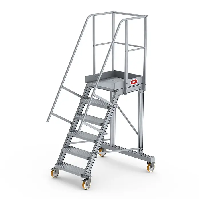 Altrex Podestleiter Podesttreppe fahrbar 60° 6 Stufen - Anzahl Tritte: 6 Stk., Arbeitshöhe: 3.470 m, Aluminium - Graue Aluminium-Rollarbeitsbühne mit integrierter Treppe, Handläufen und Rollen.
