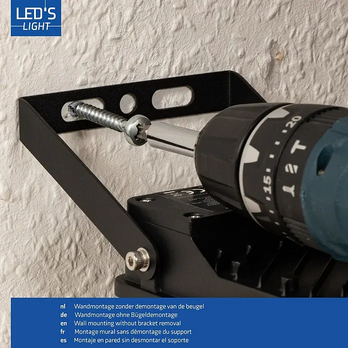 LED's work LED-Außenwandleuchte - 30 W, 3,7 x 15,4 x 17,5 cm, Schwarz, IP65 - Nahaufnahme: Schwarze LED-Leuchtenhalterung wird mit Bohrmaschine und Schraube an strukturierter Wand montiert.