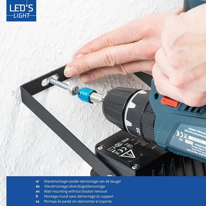 LED's work LED-Außenwandleuchte - 100 W, 4,7 x 24,1 x 26,6 cm, Schwarz, IP65 - Wandmontage einer schwarzen LED-Leuchte direkt an der Wand mit einem Bohrer, ohne die Halterung zu entfernen.