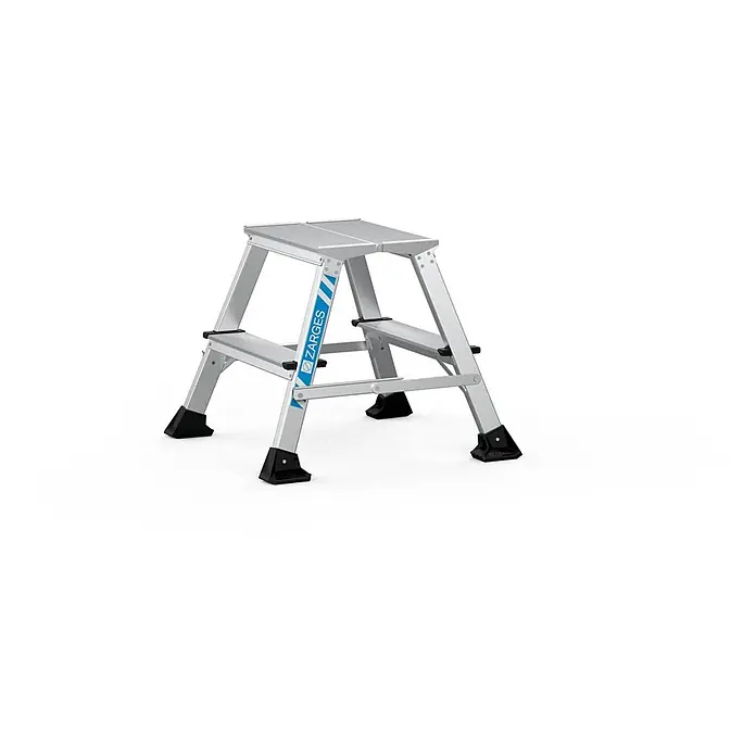Zarges Stehleiter Trittleiter Arbeitspodest XLstep P 2x2 Stufen - Anzahl Tritte: 2 Stk., Arbeitshöhe: 2.490 m, Belastbarkeit: 150 kg, Aluminium - Silberne Aluminium-Klappleiter mit 2 Stufen, schwarzen Antirutschfüßen und blauer ZARGES-Beschriftung.