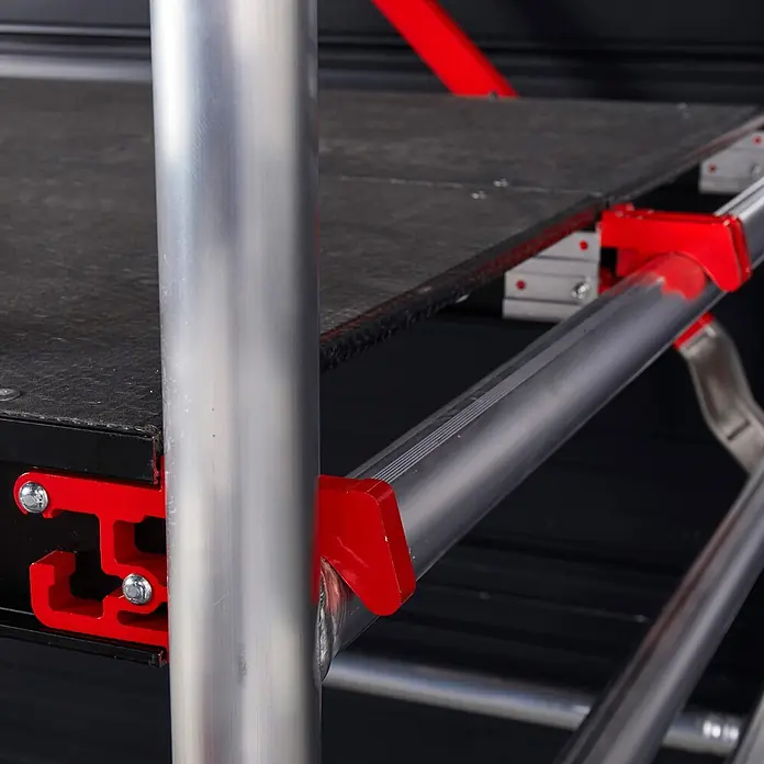 Altrex Rollgerüst RS Tower 55-S mit Safe-Quick® 6,8m Arbeitshöhe Holz-Plattform 2,45m - Arbeitshöhe: 6.800 m - Aluminiumgerüst mit roten Verbindungsteilen und dunkler Plattform.