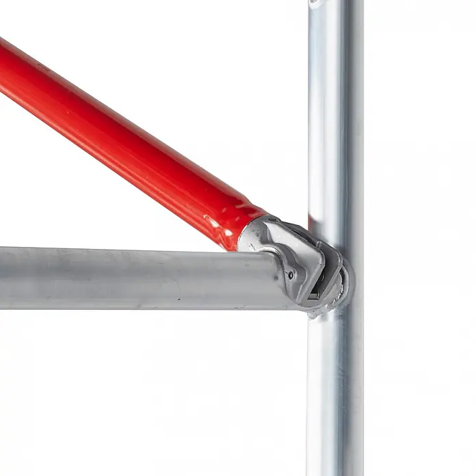 Altrex Rollgerüst RS Tower 55-S mit Safe-Quick® 6,8m Arbeitshöhe Holz-Plattform 2,45m - Arbeitshöhe: 6.800 m - Rote diagonale Gerüststrebe verbunden mit silbernen vertikalen und horizontalen Gerüstrohren durch eine Metallkupplung.