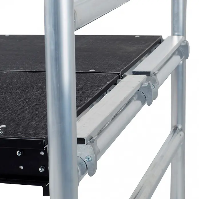 Altrex Rollgerüst RS Tower 55-S mit Safe-Quick® 6,8m Arbeitshöhe Holz-Plattform 2,45m - Arbeitshöhe: 6.800 m - Aluminium-Gerüstrahmen mit schwarzer Plattform, sicher mit Klemmen verbunden.