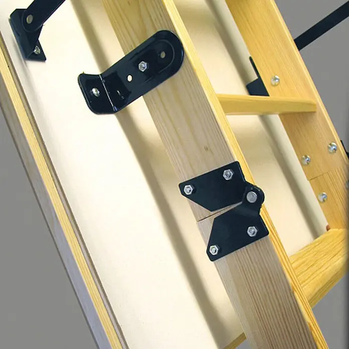 Altrex Bodentreppe Woodytrex-De Luxe 3-teilige Bodentreppe einklappbar 120x70cm -  - Helle Holz-Dachbodenleiter mit schwarzen Metallscharnieren und Halterungen für die Klappfunktion.