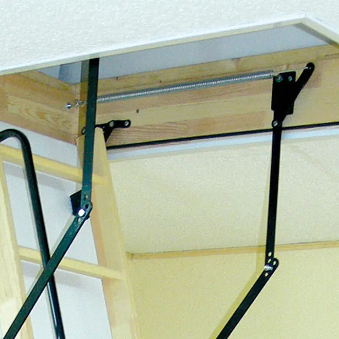 Altrex Bodentreppe Woodytrex-De Luxe 3-teilige Bodentreppe einklappbar 120x70cm -  - Dunkle Metall-Dachbodentreppenmechanik mit Feder, in Holzrahmen der Deckenöffnung installiert, Leiter teilweise sichtbar.
