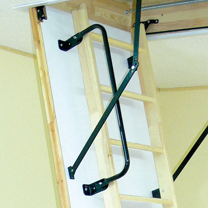 Altrex Bodentreppe Woodytrex-De Luxe 3-teilige Bodentreppe einklappbar 120x70cm -  - Dachbodenleiter aus Holz mit schwarzem Klappmechanismus aus Metall, teilweise aus einer Deckenöffnung ausgefahren.