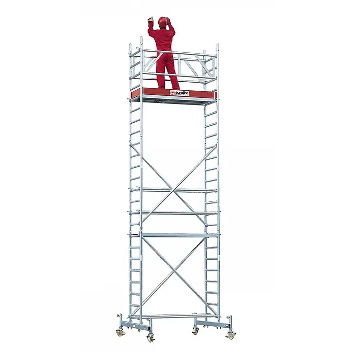 Euroline Rollgerüst 9511 Gerüst mit Fahrbalken verschiebbar/Auslegern 7,30m - Arbeitshöhe: 7.300 m - Euroline mobiles Aluminium-Rollgerüst mit roter Plattform, darauf ein Arbeiter in roter Arbeitskleidung.