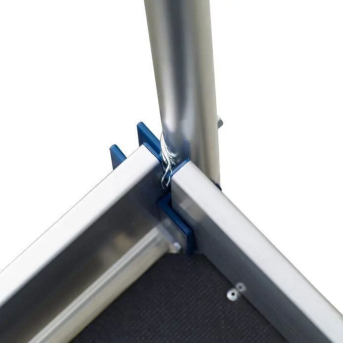 Altrex Rollgerüst Klappgerüst RS Tower 34 Aluminium 0,75x1,65m schmal 7,80m Arbeitshöhe - Arbeitshöhe: 7.800 m - Nahaufnahme einer Aluminium-Bühnenplattform-Eckverbindung mit blauen Kunststoffeinsätzen und Sicherungsstift.
