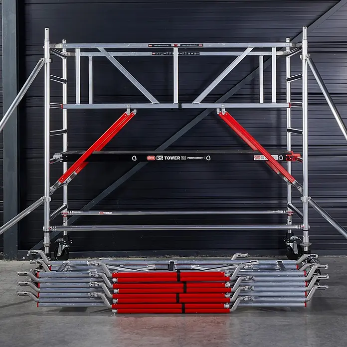 Altrex Rollgerüst Fahrgerüst RS Tower 52-S Aluminium mit Safe-Quick und Fiber-Deck Plattform - Arbeitshöhe: 12.200 m - Silbernes Aluminium-Fahrgerüst mit roten Akzenten, teilweise aufgebaut mit gestapelten Komponenten.