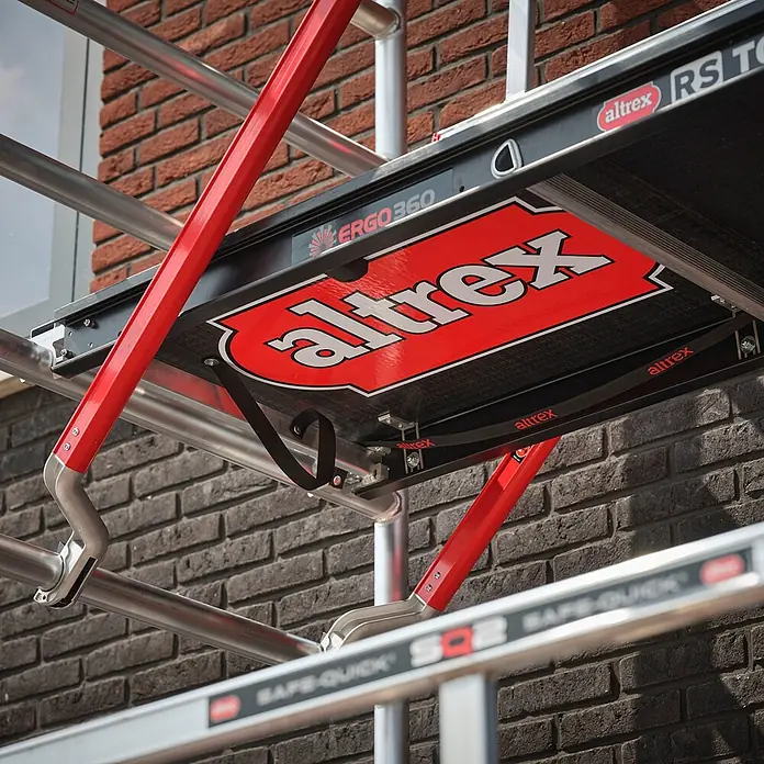 Altrex Rollgerüst Fahrgerüst RS Tower 52-S Aluminium mit Safe-Quick und Fiber-Deck Plattform - Arbeitshöhe: 12.200 m - Altrex Gerüstplattform mit roten Diagonalstreben, silbernen Komponenten und Markenlogos.