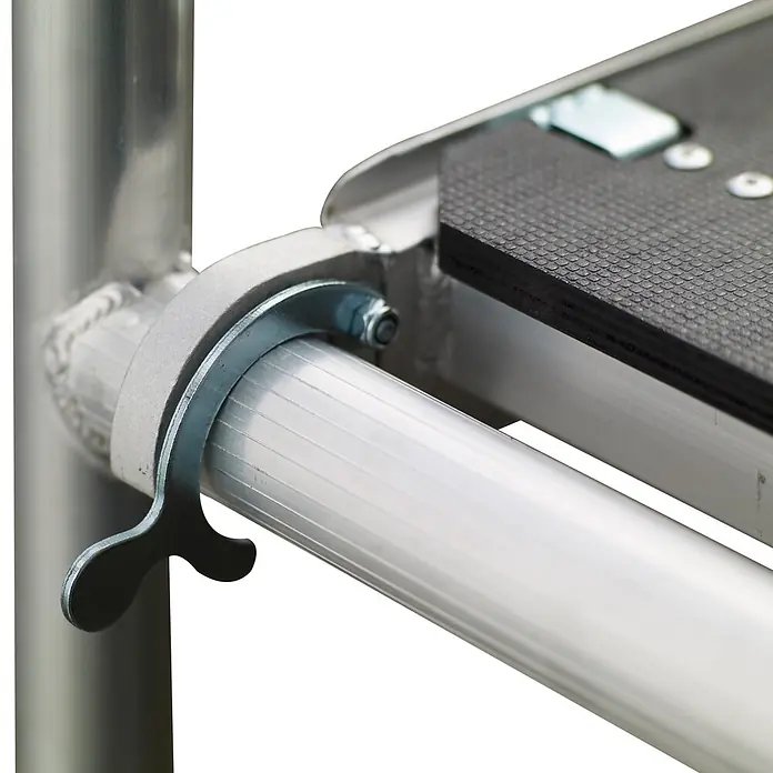 Altrex Rollgerüst Klappgerüst RS Tower 34 Aluminium 0,75x1,65m schmal 7,80m Arbeitshöhe - Arbeitshöhe: 7.800 m - Nahaufnahme eines silbernen Aluminium-Plattformverbinders mit schwarzer Strukturfläche und Metallklemme.