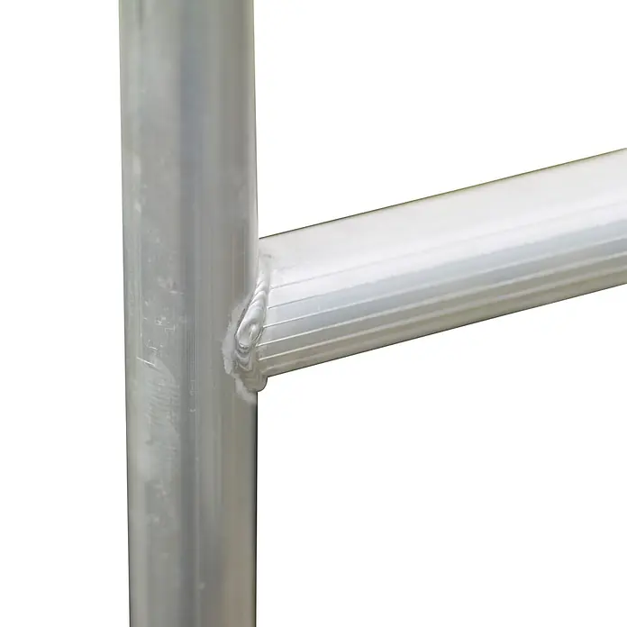 Altrex Rollgerüst Klappgerüst RS Tower 34 Aluminium 0,75x1,65m schmal 7,80m Arbeitshöhe - Arbeitshöhe: 7.800 m - Nahaufnahme einer silbernen Metallschweißnaht, die zwei Rohre verbindet, eines mit parallelen Rillen.