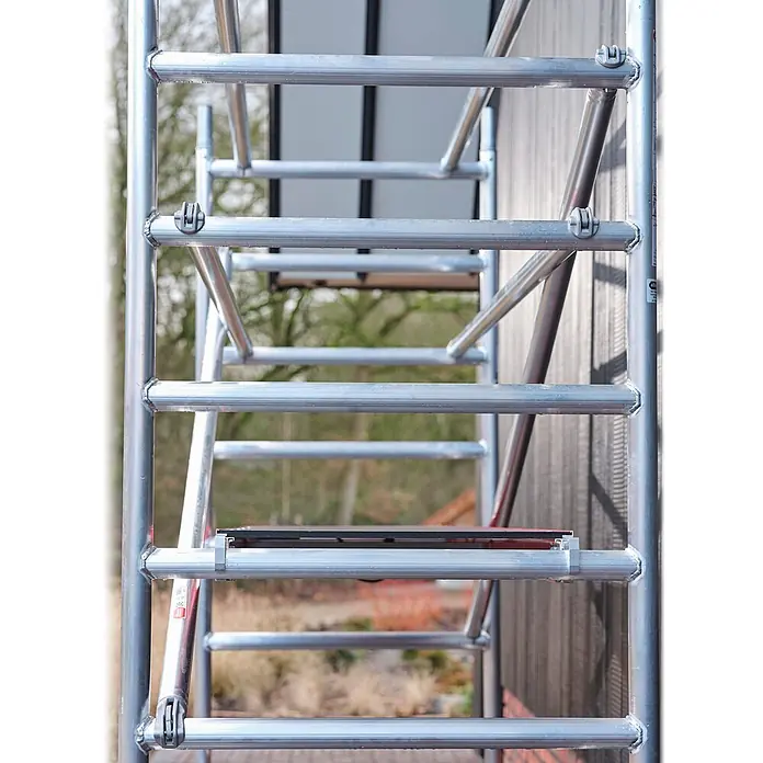 Altrex Rollgerüst Fahrgerüst RS Tower 41 PLUS Aluminium ohne Safe-Quick® mit Holz-Plattform - Arbeitshöhe: 8.200 m - Silbernes Aluminium-Gerüstgestell mit horizontalen Sprossen und Diagonalstreben für sicheren Zugang.